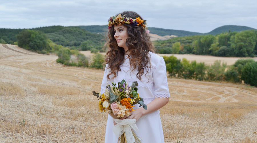 Corona y ramo floral propuesta de otoño para novias con personalidad