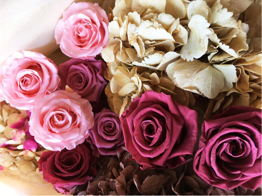 Rosas y hortensias preservadas en tonalidades románticas