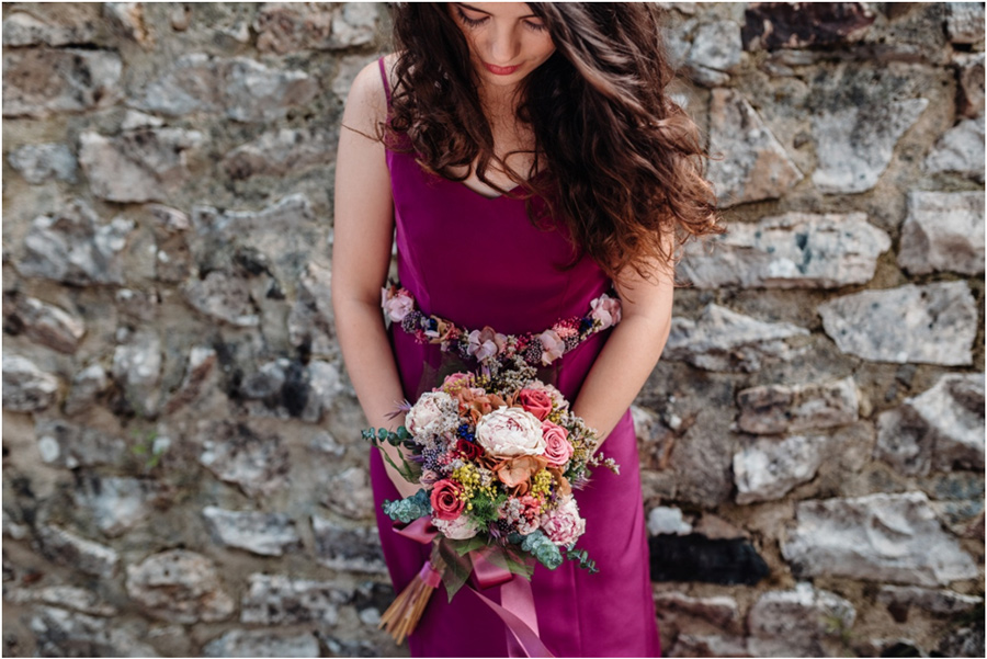 ramo-y-cinturon-floral-para-un-vestido-purpura
