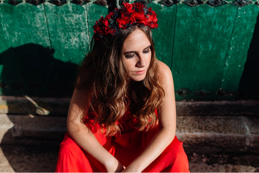 Verano: el sol en el rostro y flores en el pelo Verano: el sol en el rostro y flores en el pelo